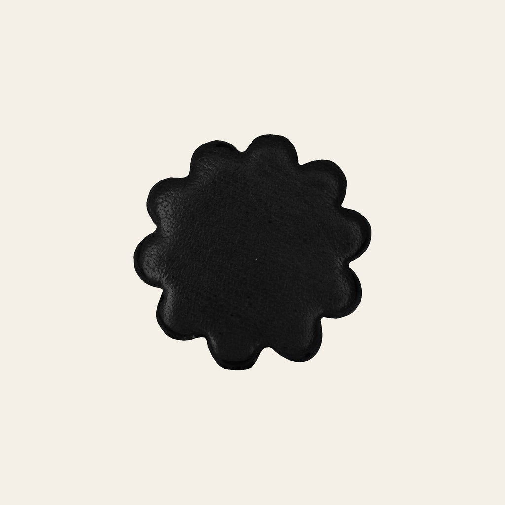 1" Hilason Plain Scalloped Leather Rosette Concho Saddle Black