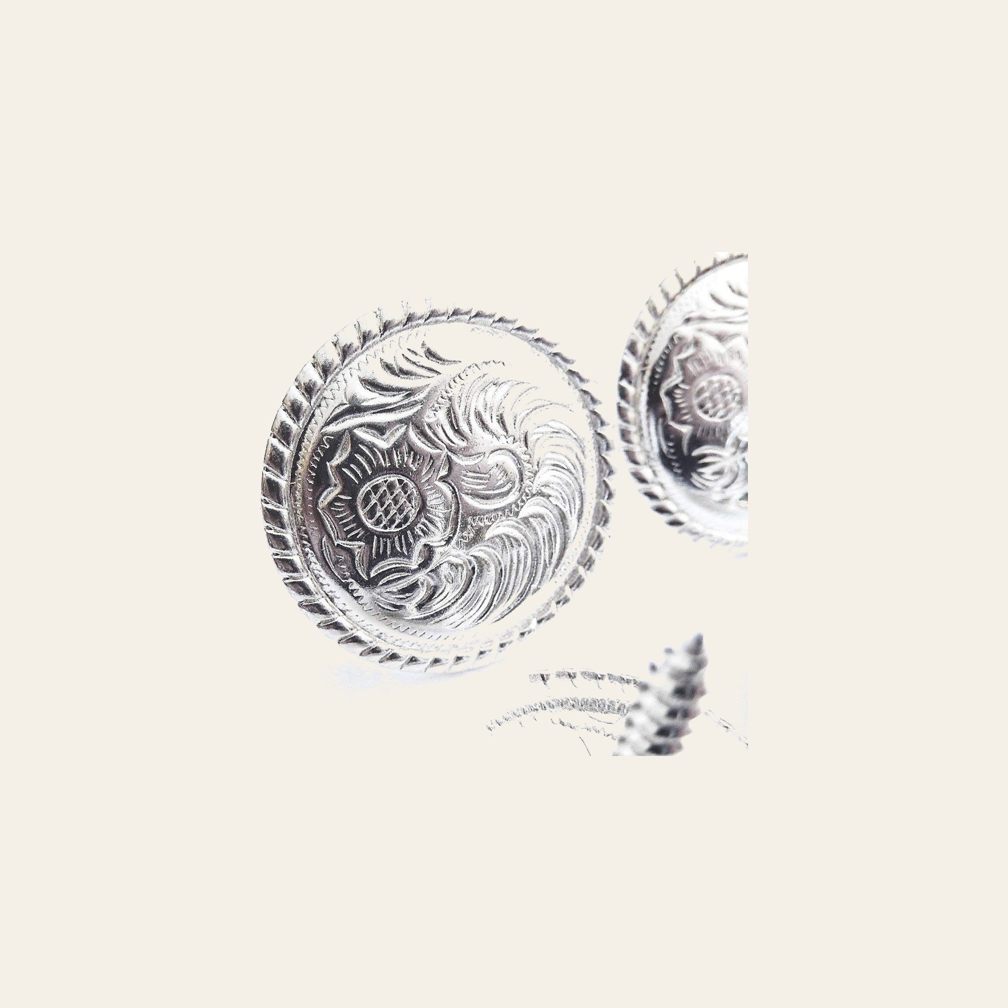 1" Hilason Silver Plated Flroal Round Concho Wood Screw