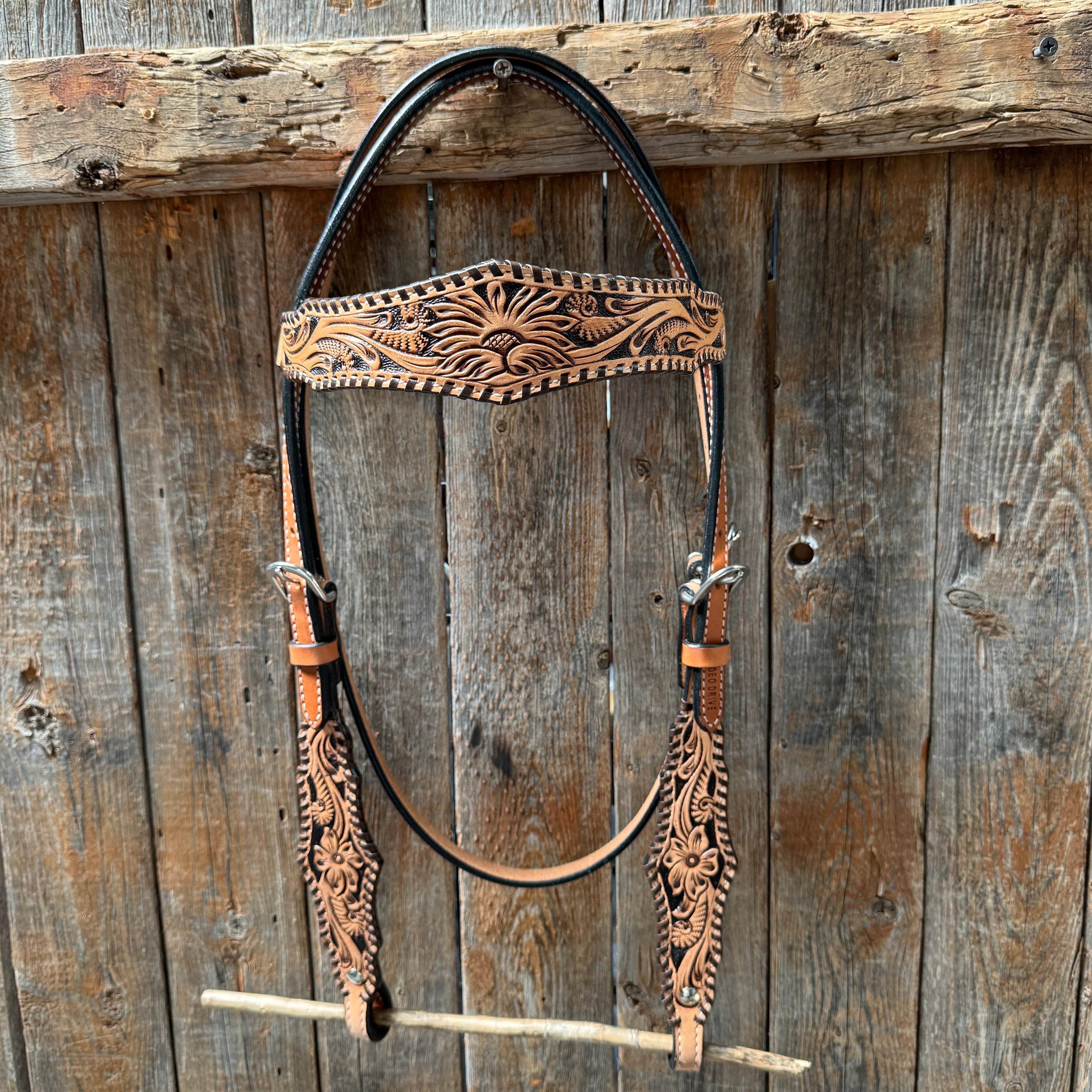 Light Oil Floral Whipstitch Triangle / Gladiator Browband/ One Ear Breastcollar Tack Set — view 3