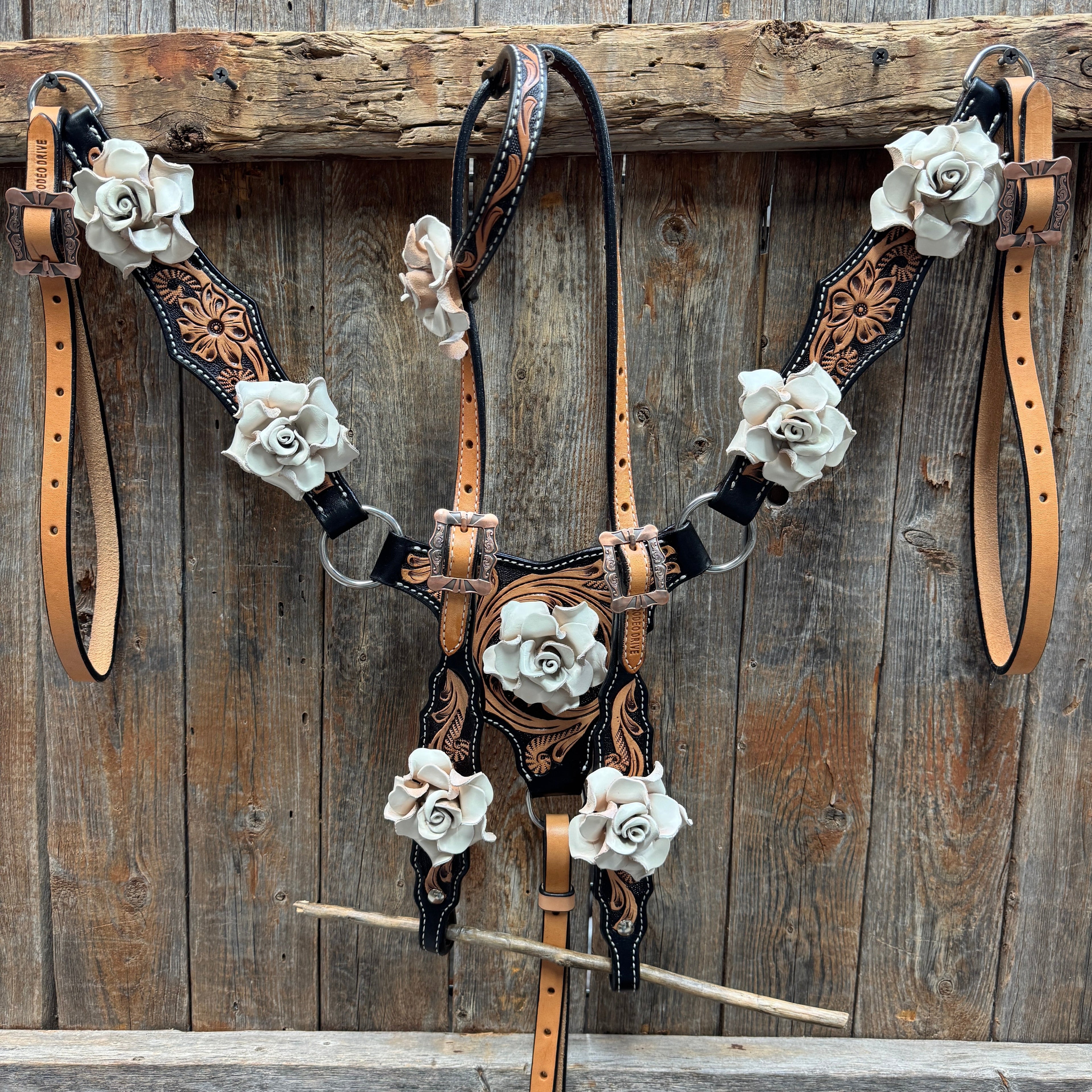 Two Tone Floral Triangle White Rose One Ear / Gladiator Breastcollar Tack Set #OEBC534