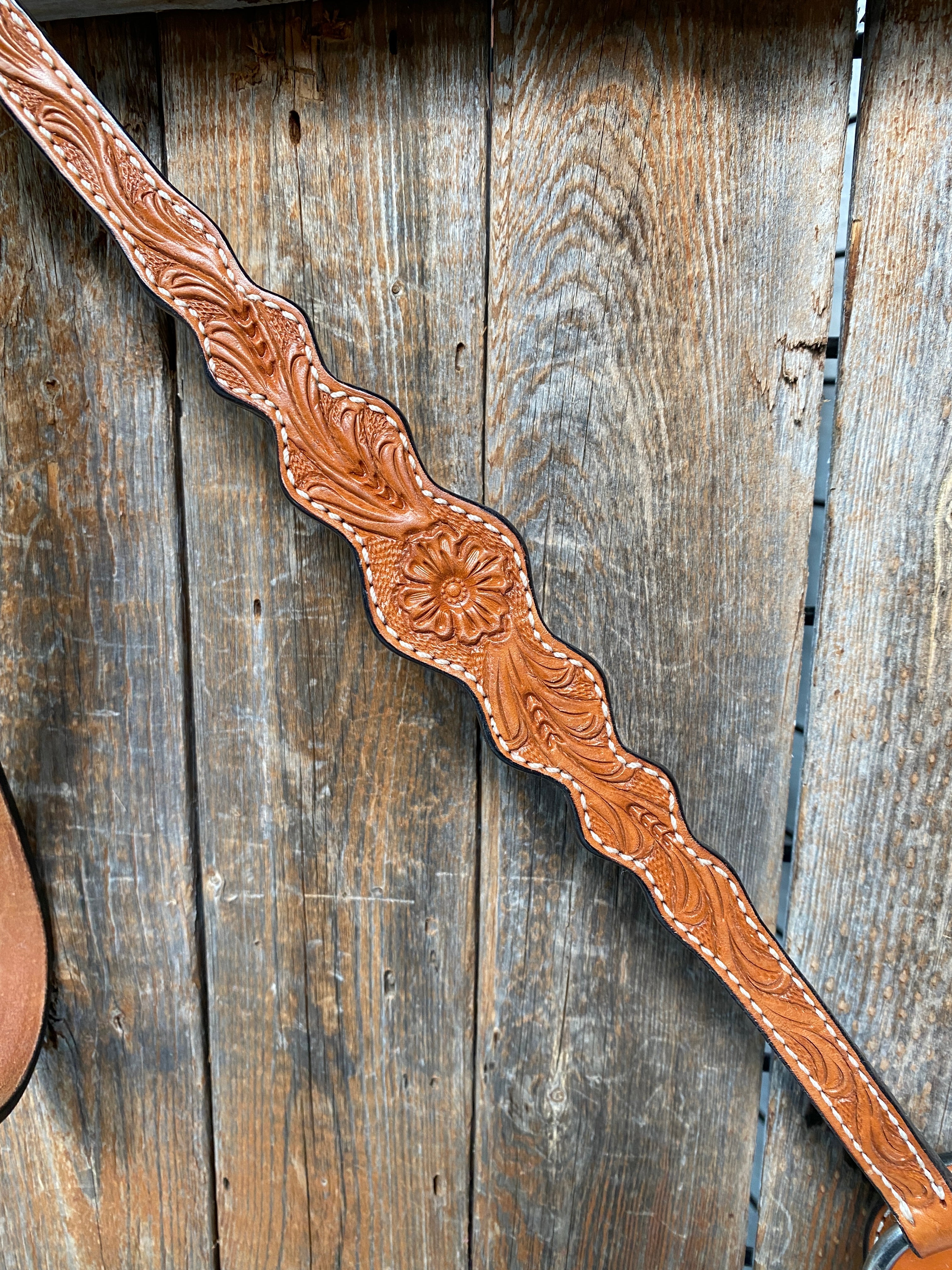 Floral Scalloped Light Oil Breastcollar — view 2